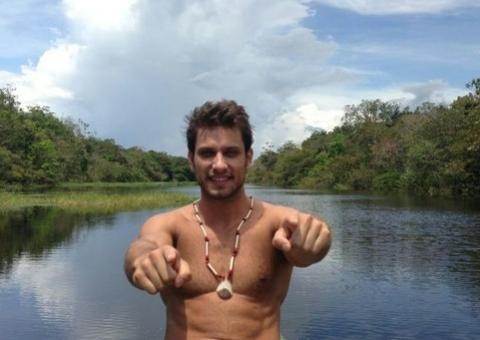  Em Manaus, ex-BBB Eliéser mergulha com boto rosa